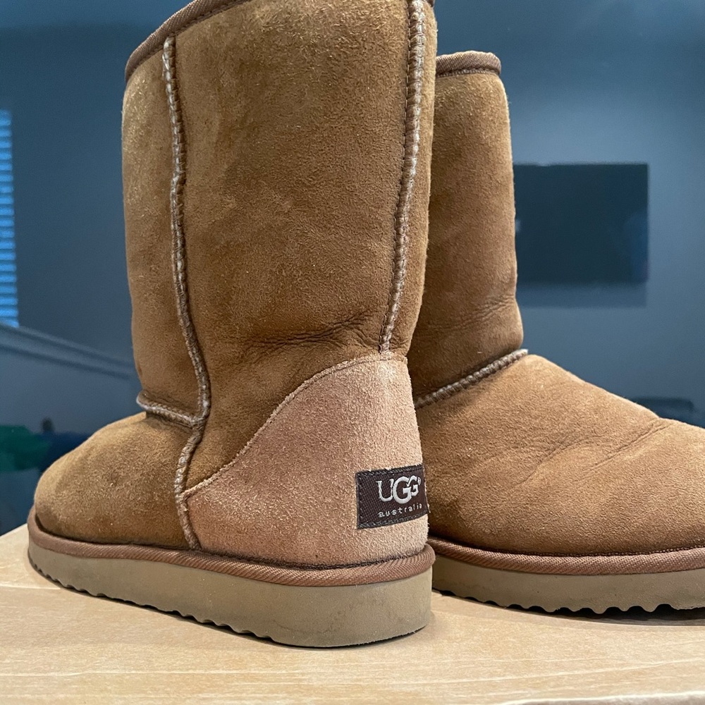 Women’s UGG Classic Short Boots, Size 7